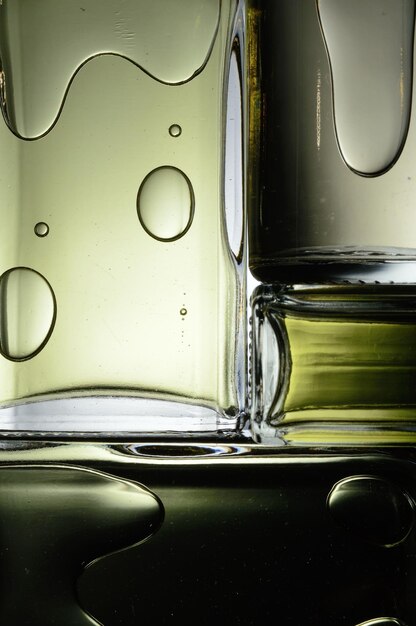 Photo pots transparents avec parfum se trouvent sur un fond clair gros plan