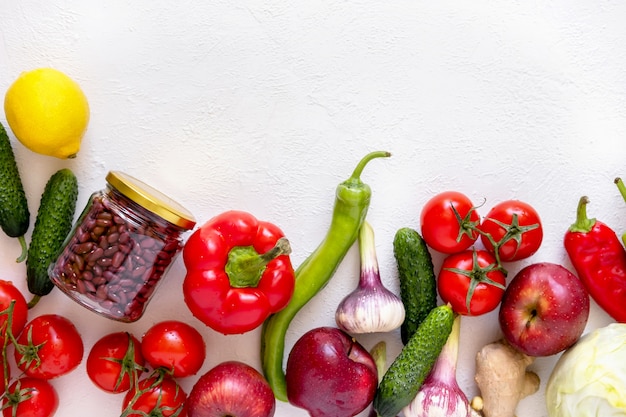 Pots en verre avec pois chiches et haricots et légumes et fruits respectueux de l'environnement