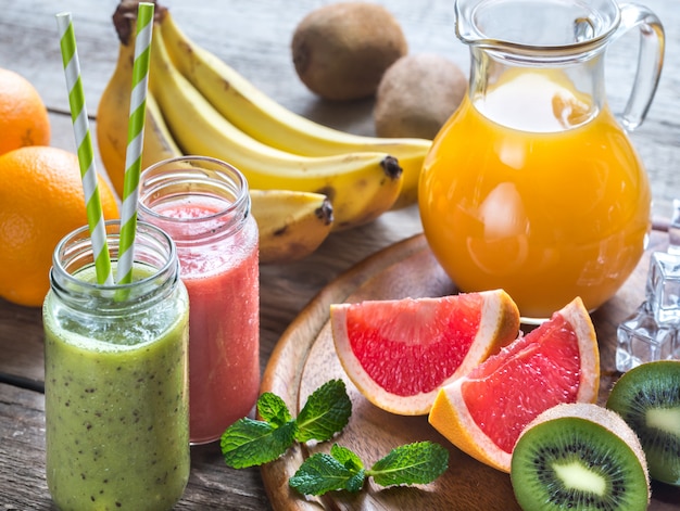 Pots en verre de smoothies aux fruits