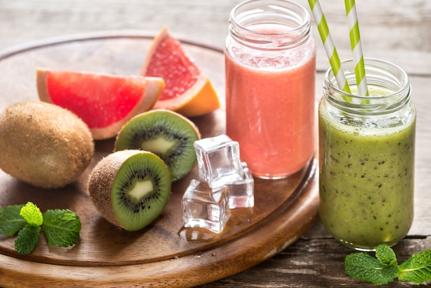 Pots en verre de smoothies aux fruits