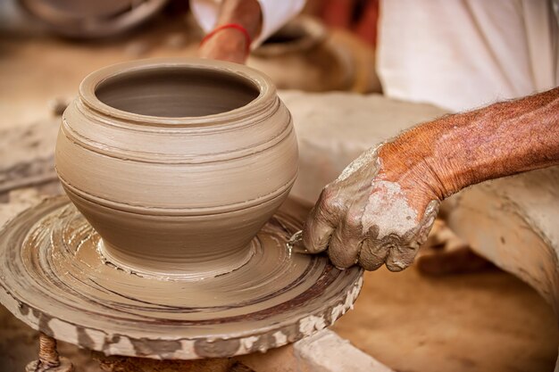 Potter au travail fait des plats en céramique. Inde, Rajasthan.