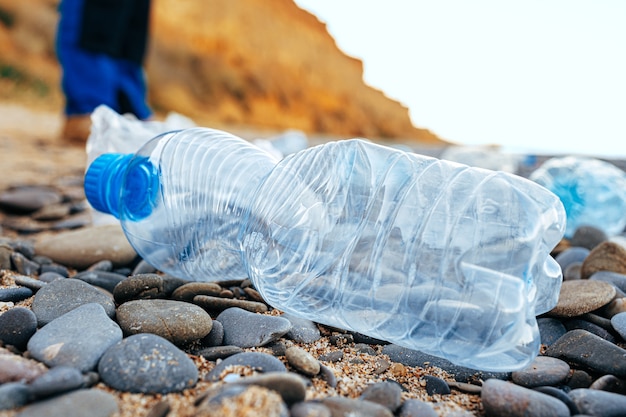 Poubelle de bouteille en plastique laissée sur une plage close up