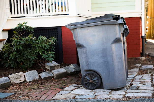 Photo une poubelle dans un environnement urbain symbolisant l'élimination des déchets et l'impact sur l'environnement