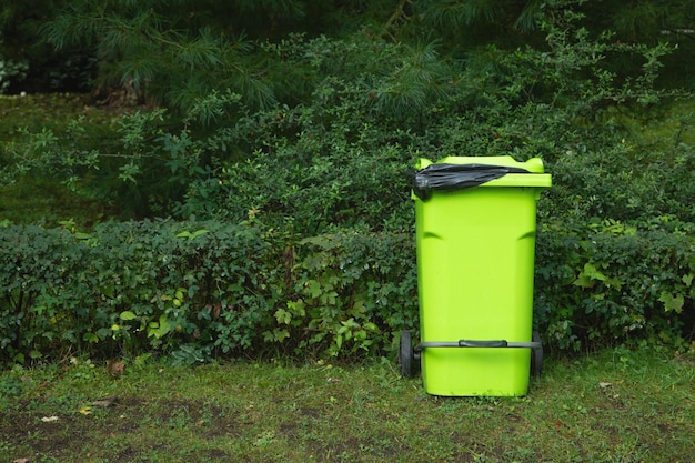 Photo la poubelle dans la nature