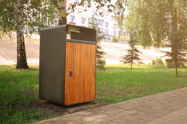 Poubelle moderne dans le parc Concept de préservation de l'environnement