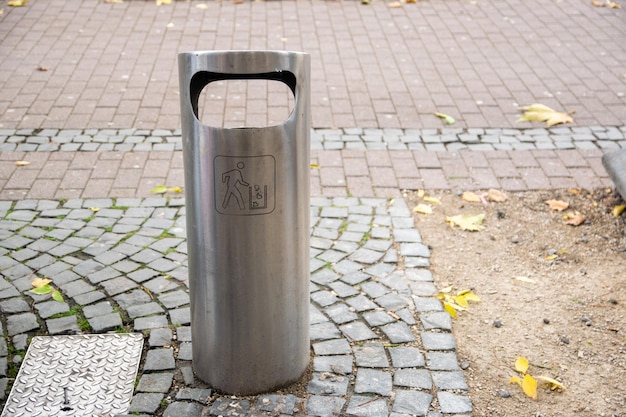 Une poubelle moderne dans la rue de la ville