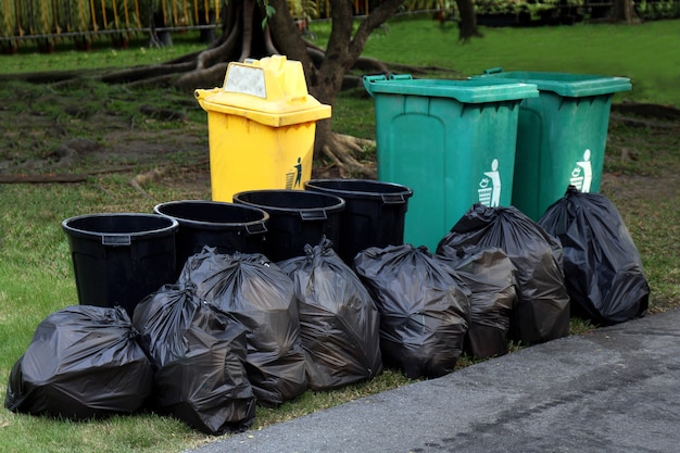 Poubelle en plastique, ordures dans un sac noir et poubelle, tas de poubelle poubelle saleté et sac poubelle