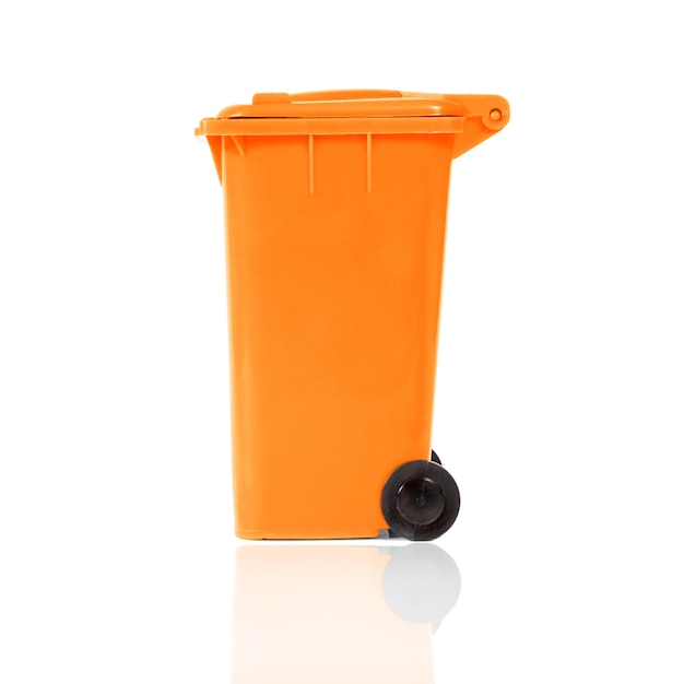 Poubelle de recyclage orange pleine avec du plastique