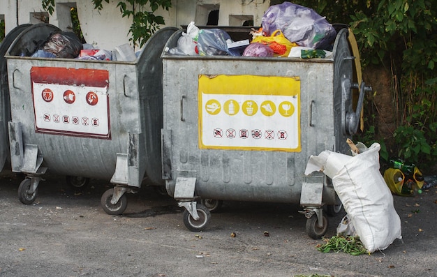 Une poubelle remplie de déchets.