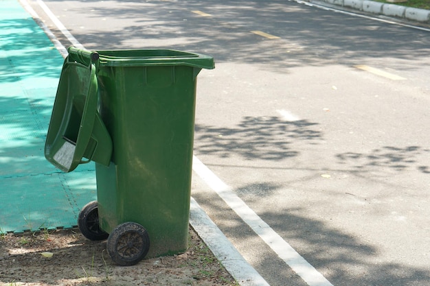 Poubelle verte dans le parc
