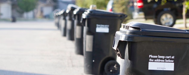 Poubelles au bord de la route