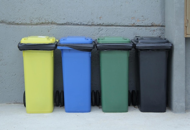 Poubelles colorées dans une rue