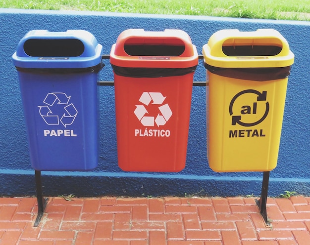 Photo des poubelles colorées sur le sentier