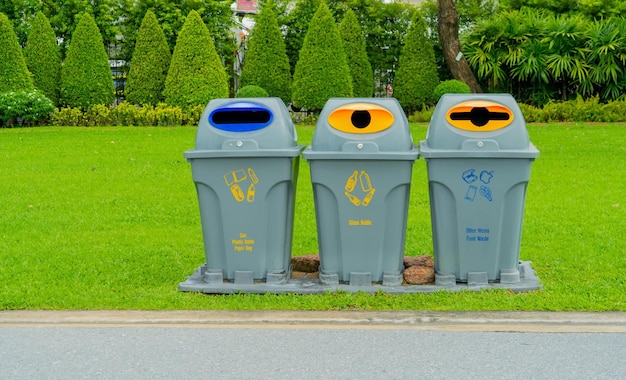 Poubelles dans le parc.