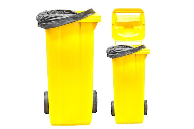 Poubelles jaunes isolées sur blanc