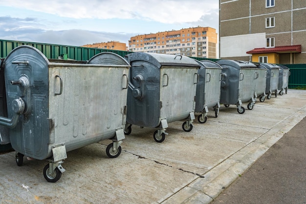 Poubelles métalliques pour la collecte séparée des déchets dans une zone densément peuplée de la ville