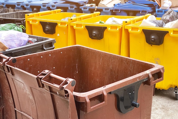 Poubelles pour ramasser divers déchets dans la rue