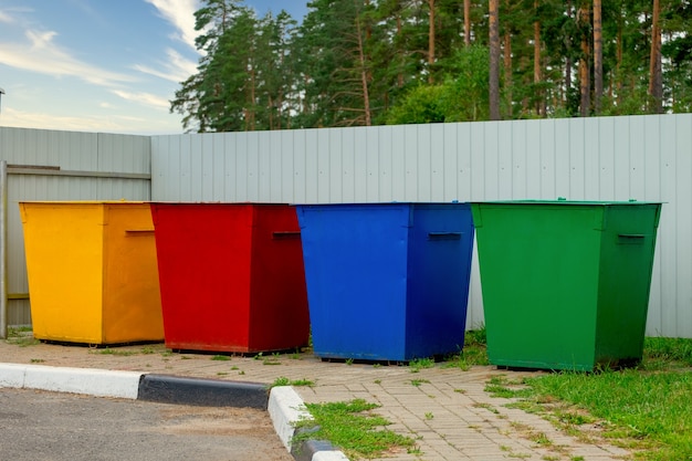 Poubelles de rue de couleur verte, jaune, rouge, bleue dans la rue. Conteneurs Collecte sélective des déchets. Le concept de tri sélectif des déchets