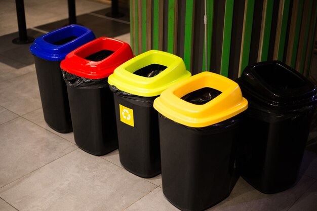 Poubelles De Tri Multicolores Dans Le Centre De Kiev