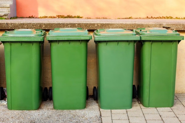 Poubelles vertes pour déchets mixtes dans la ville