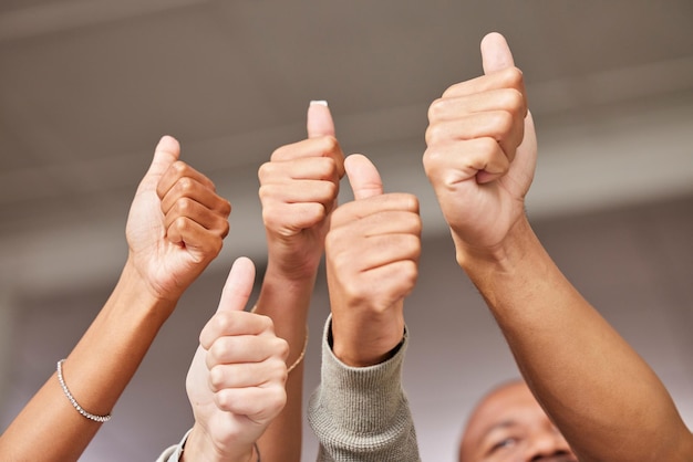 Pouce en l'air gros plan groupe de personnes gagnantes merci et soutien avec la diversité mains ensemble en oui voter ou comme Objectifs cible atteindre et gagnant équipe ou personnel d'entreprise accord de travail d'équipe et ok