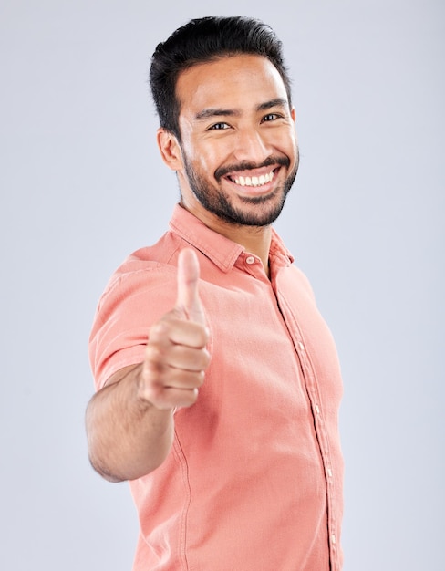 Portrait De Mec Mignon Positif Tenir Une Grande Boîte-cadeau Sourire  Rayonnant Sur Fond Jaune