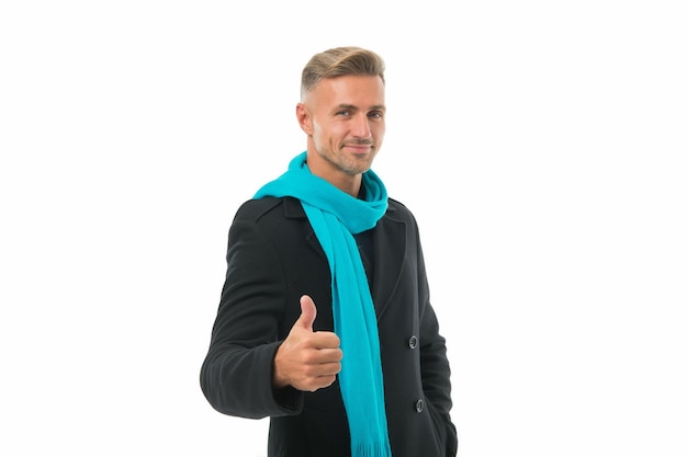 pouce vers le haut pour le succès. beau mâle a soigné les cheveux grisonnants. mec mature isolé sur fond blanc. accessoires de mode décontractés d'automne. mode et beauté masculine. un homme heureux ressent le succès.