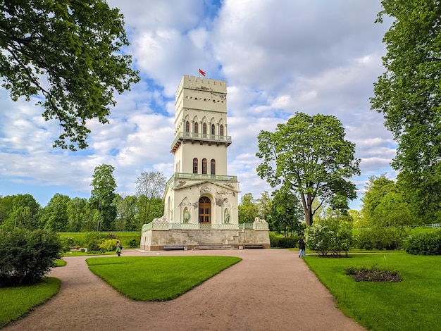 Pouchkine Saint-Pétersbourg Russie Tour blanche dans le parc Alexander