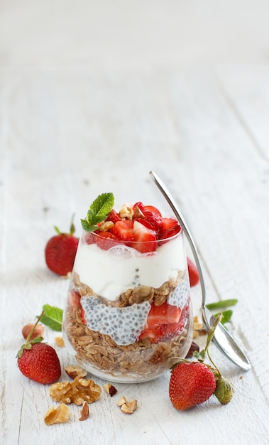 Pouding au chia Parfait aux fraises avec yogourt grec et noix