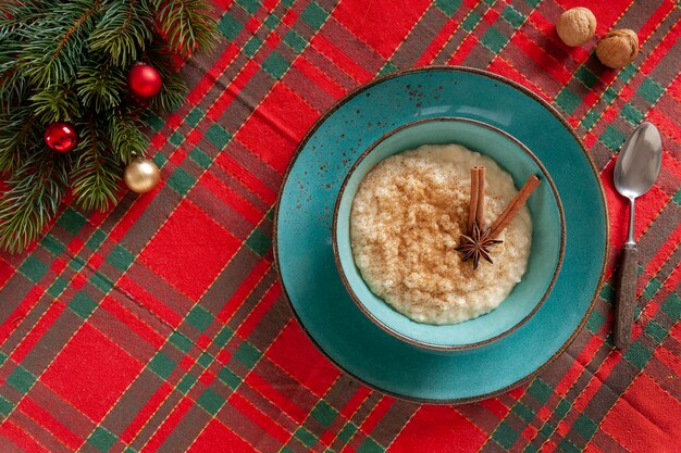 Pouding au riz traditionnel de style scandinave dans le style de Noël avec décoration vue de dessus en gros plan à plat