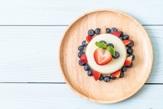 pouding au yaourt avec fraises et bleuets frais