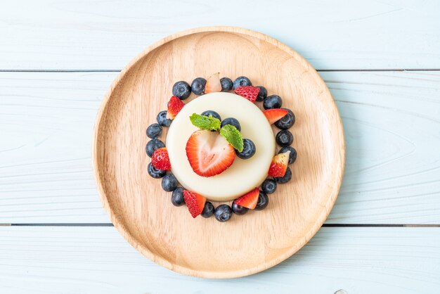 pouding au yaourt avec fraises et bleuets frais