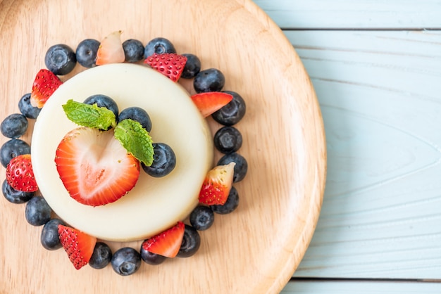 pouding au yaourt avec fraises et bleuets frais