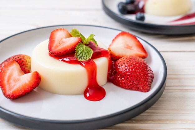 pouding au yaourt avec fraises fraîches