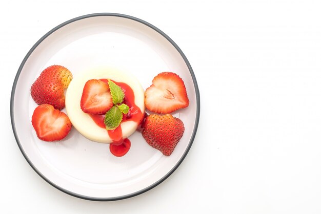 pouding au yaourt avec fraises fraîches