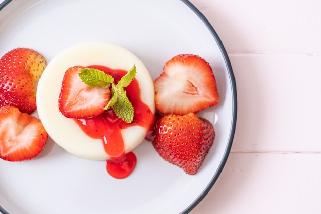 pouding au yaourt avec fraises fraîches