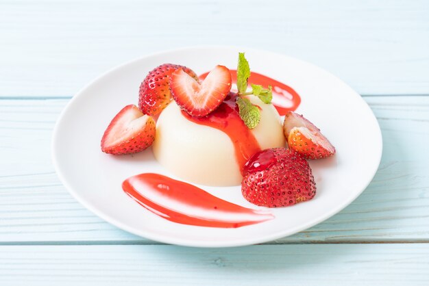 pouding au yaourt avec des fraises fraîches