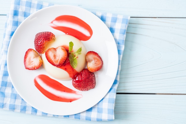 pouding au yogourt avec des fraises fraîches