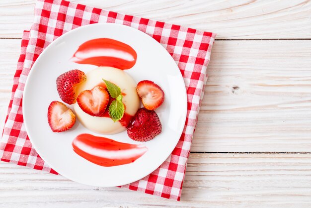 pouding au yogourt avec des fraises fraîches