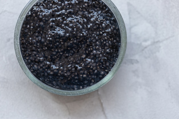 Pouding Aux Graines De Chia Noir Au Lait D'amande, Yaourt, Charbon Actif En Poudre, Dessert Dans Un Verre.