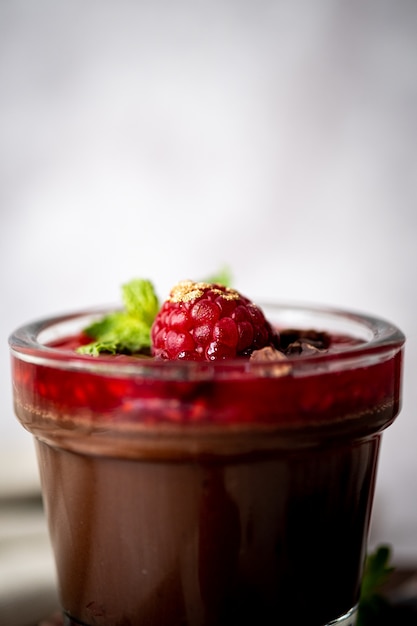 Pouding à la mousse au chocolat noir avec framboises.