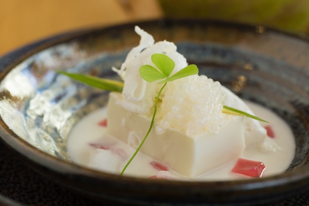 Pouding à la noix de coco servi avec nata de coco et sagou sucré.