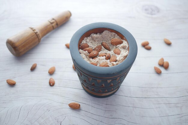 Poudre d'amande et amande dans un pot sur la table