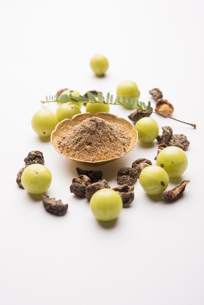 Photo poudre d'amla avec avla cru, c'est une médecine alternative ayurvédique