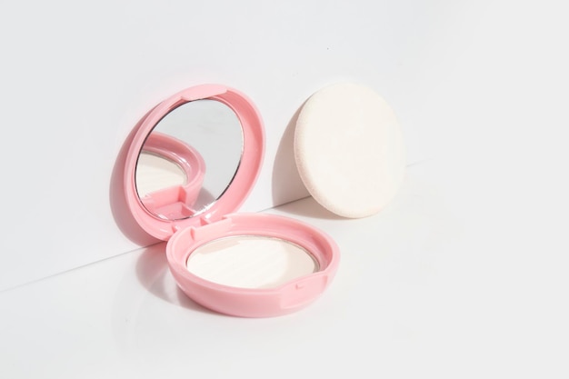 Poudre d'apprêt Cusion de crème de fond de teint avec maquette de maquillage cosmétique compacte et contenant de produit sur fond blanc