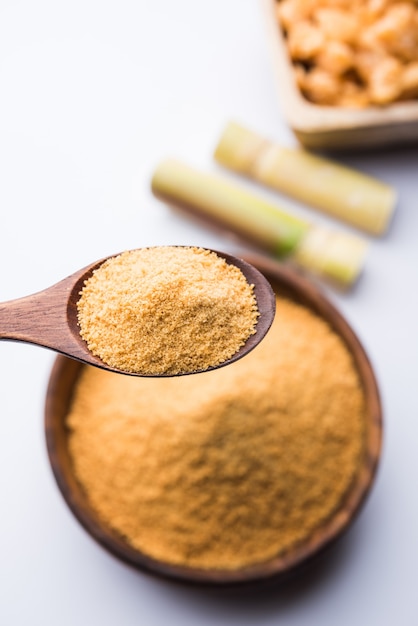 La poudre biologique de Gur ou Jaggery est du sucre non raffiné obtenu à partir de jus de canne à sucre concentré