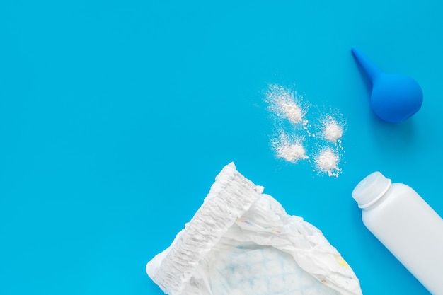 Poudre blanche, couche sur fond bleu, flatley, vue de dessus, espace copie, maquette.