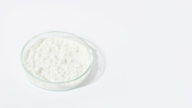 Poudre blanche dans une boîte de Pétri Cocaïne cannabinoïde poudre médicinale laboratoire antibiotique recherche