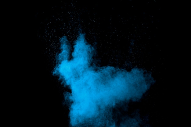 Poudre bleue exploser nuage dans l'obscurité
