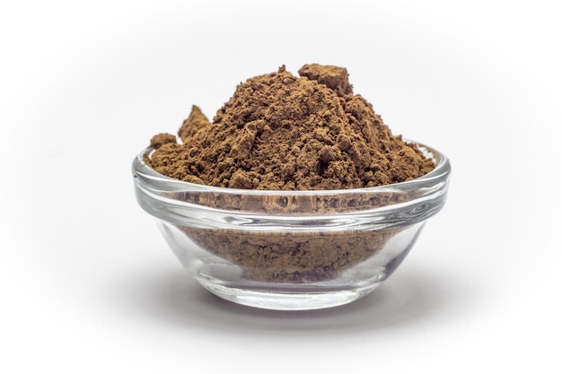 Poudre de cacao dans un bol en verre